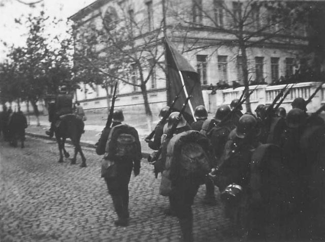 Румынские войска возле школы N6